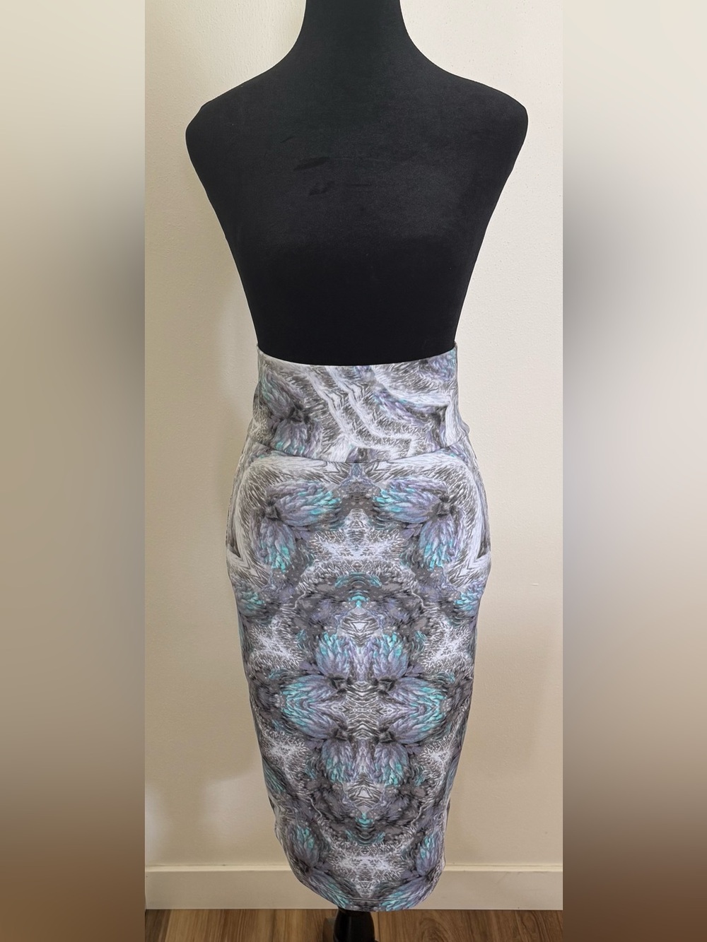 bebe Abstract Print Pencil Skirt in Gray and Teal Accents